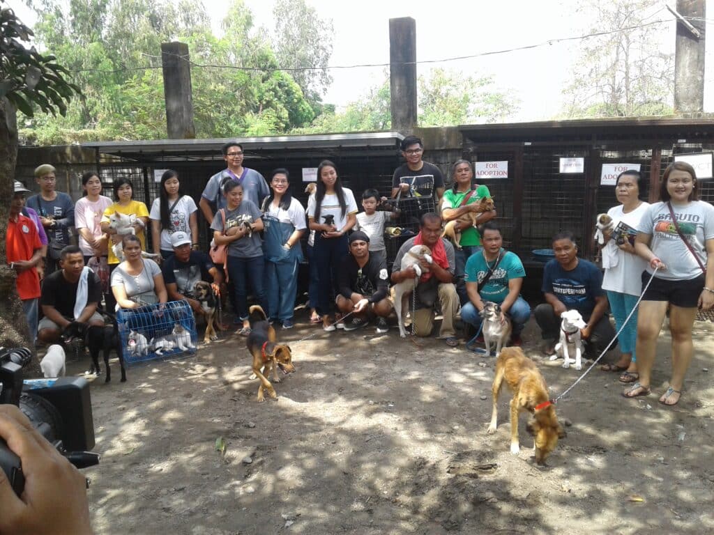dog owners waiting for tricycle clinics